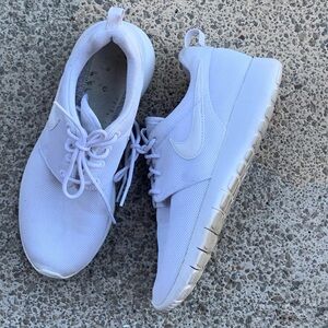 Nike youth Roshe sneakers